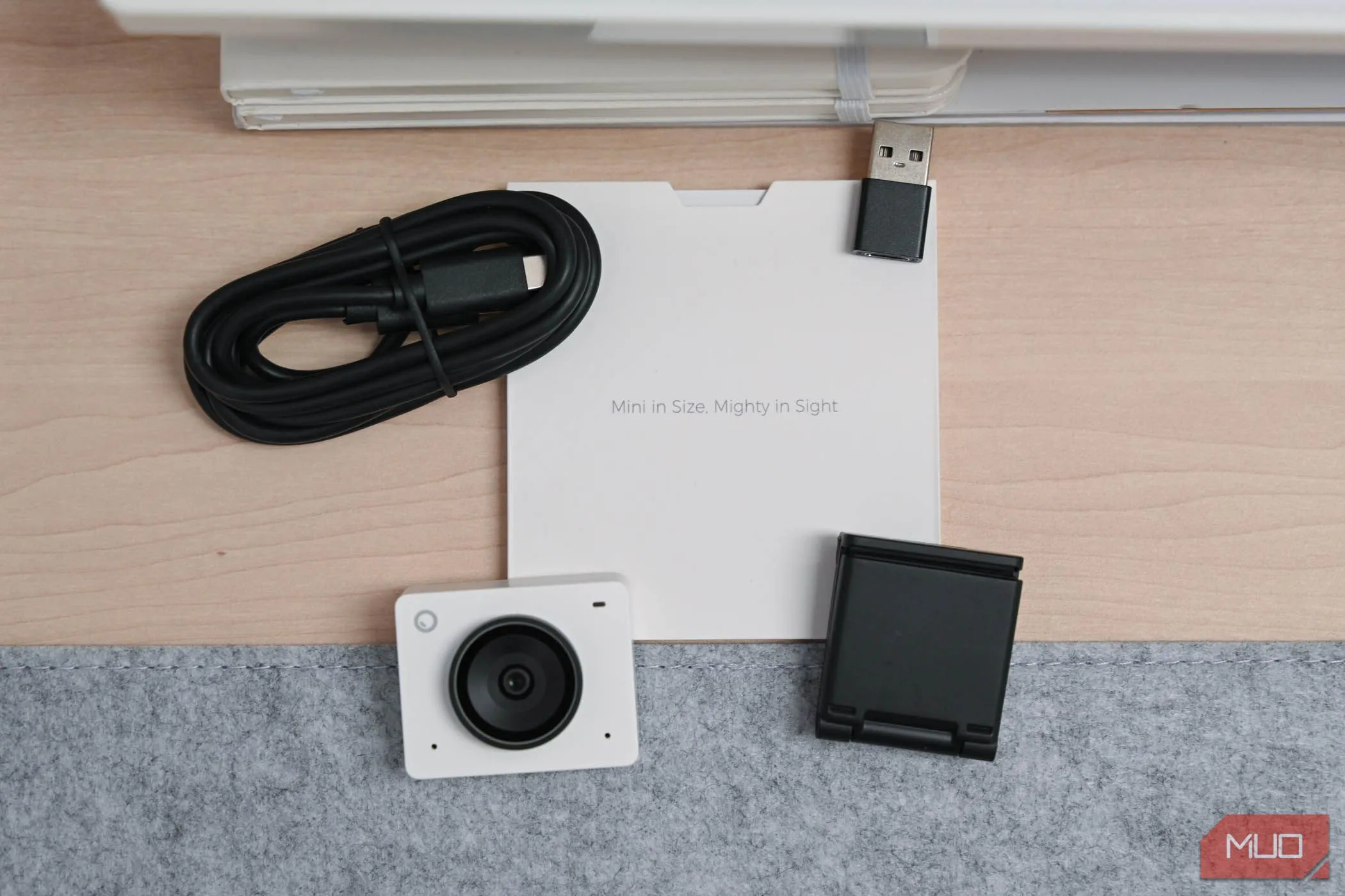 Nội dung hộp OBSBOT Meet 2 bao gồm webcam và phụ kiện