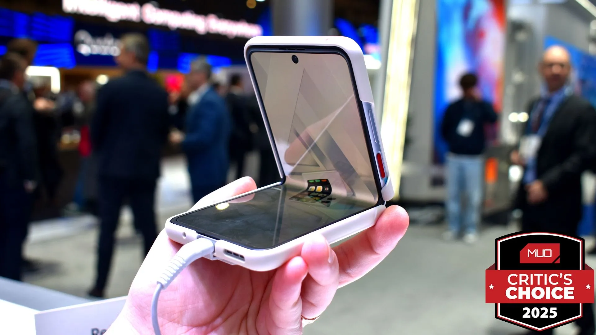 Nubia Flip 2 5G ở trạng thái gập một nửa, thể hiện khả năng gập linh hoạt tại MWC 2025.