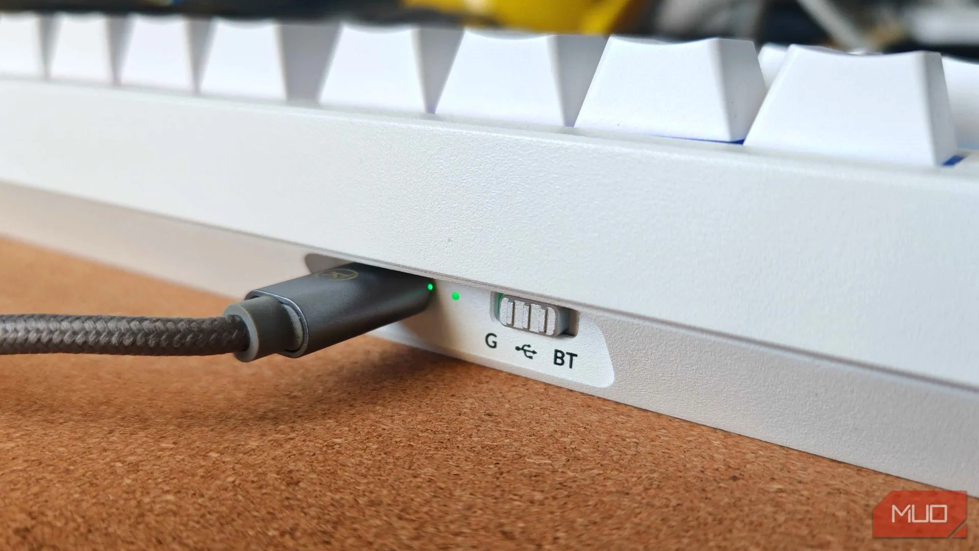 Nút chuyển chế độ kết nối (2.4GHz, Bluetooth, Wired) ở mặt sau bàn phím Lemokey P1 HE.