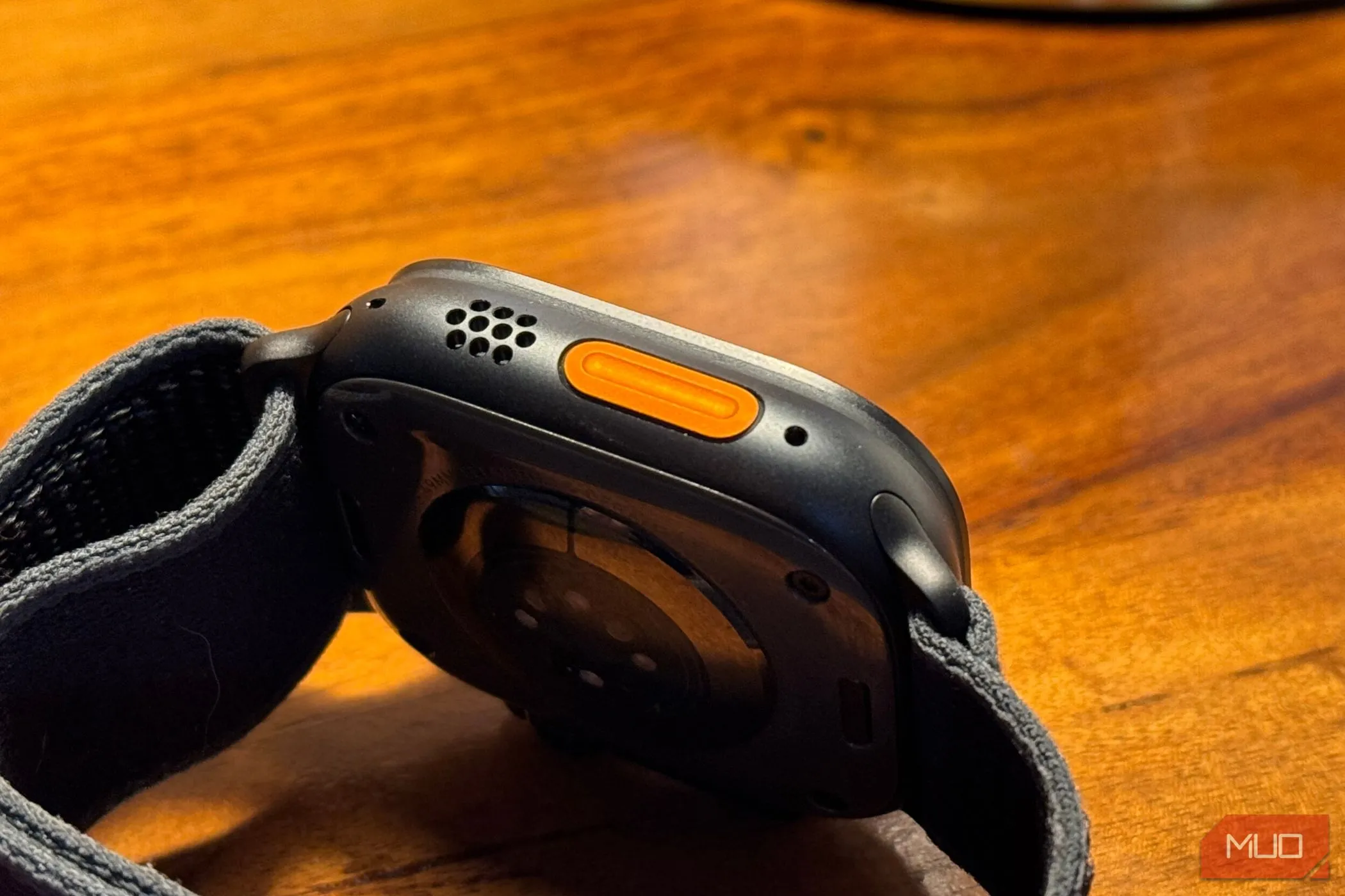 Nút Hành động (Action Button) trên Apple Watch Ultra 2 màu titan đen, cho phép truy cập nhanh các chức năng thiết yếu.