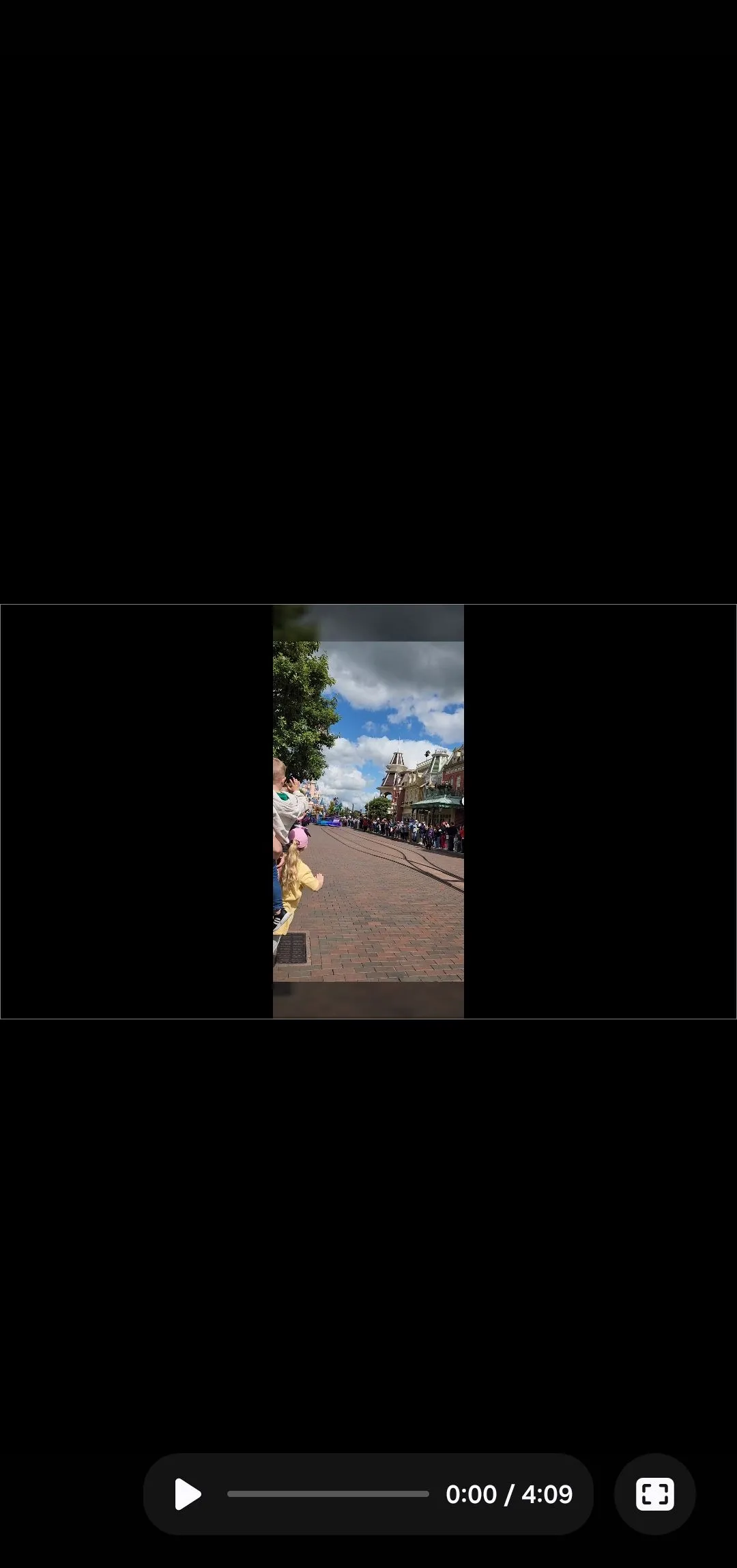 Nút xem trước video toàn màn hình trong ứng dụng Samsung Studio, cho phép kiểm tra lại thành quả chỉnh sửa.