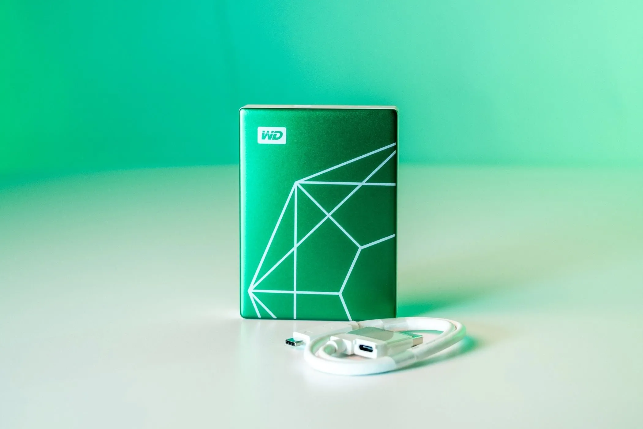 Ổ cứng di động WD My Passport Ultra Emerald Edition kèm cáp USB-C trên bàn làm việc