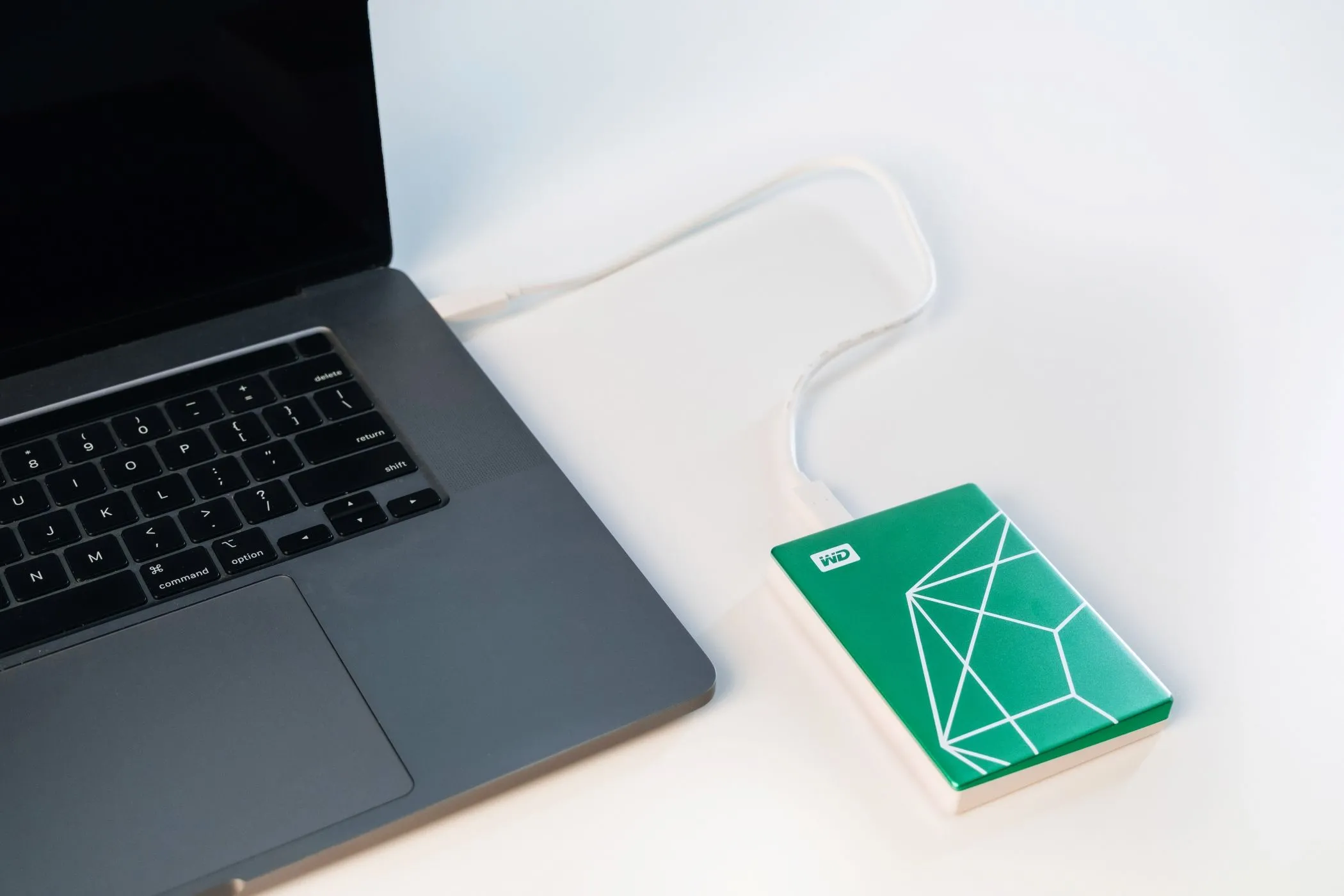 Ổ cứng di động WD My Passport Ultra Emerald Edition kết nối với máy tính xách tay