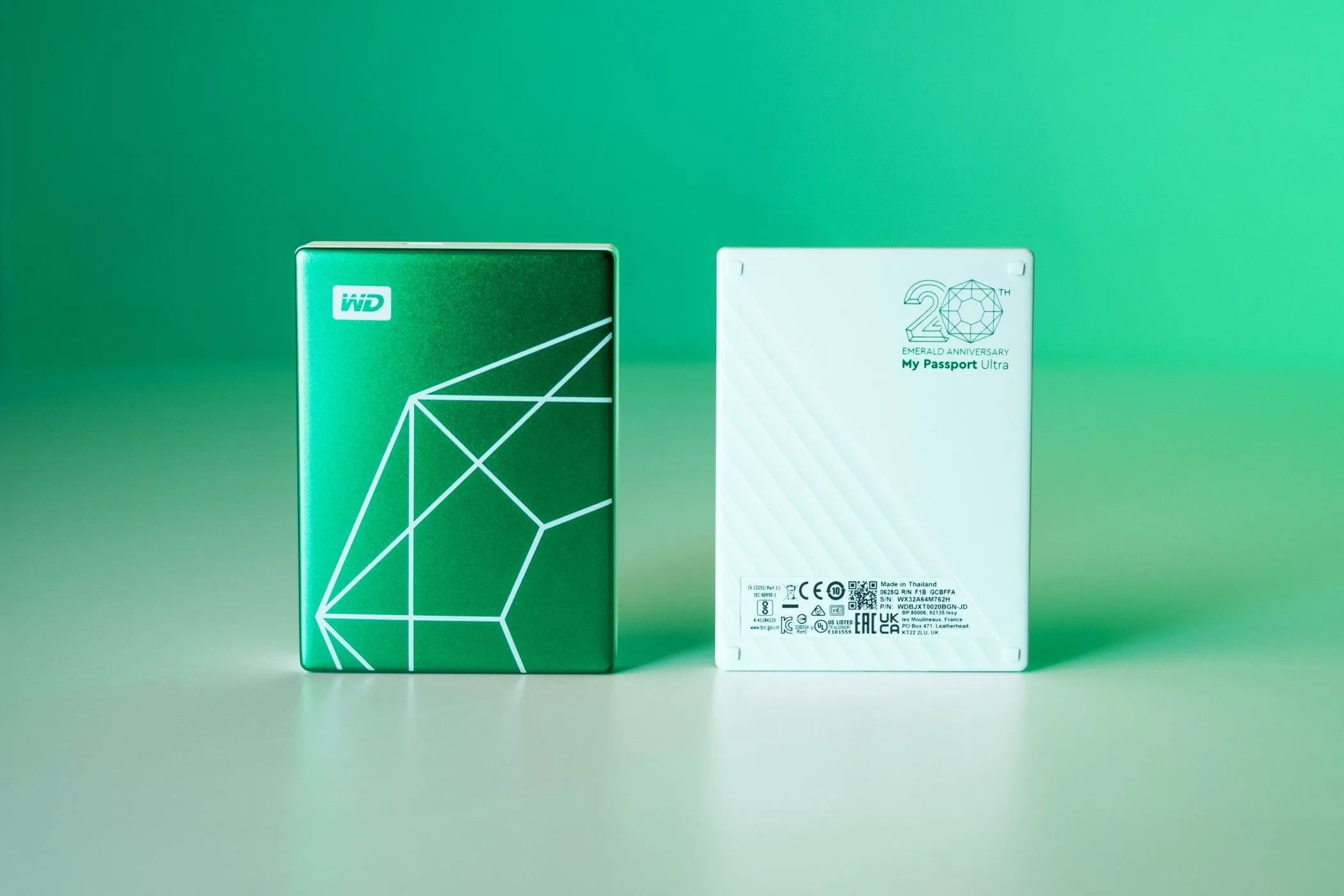 Ổ cứng di động WD My Passport Ultra phiên bản kỷ niệm 20 năm với mặt trước và mặt sau
