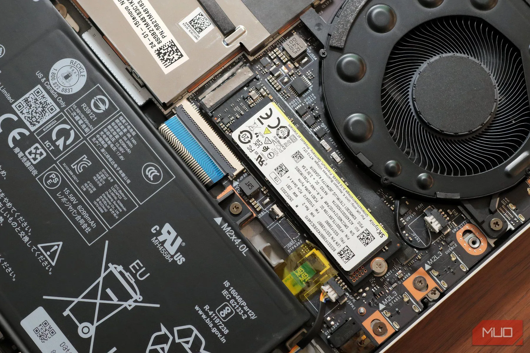 Ổ cứng SSD bên trong laptop Lenovo Legion 7i, minh họa cho việc bảo vệ dữ liệu hệ thống thông qua phân vùng.