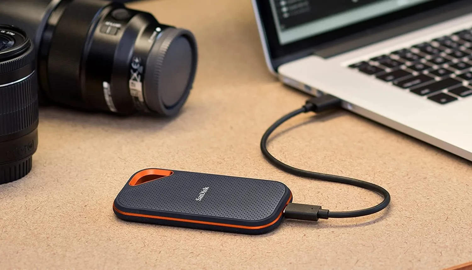 Ổ cứng SSD di động Sandisk Extreme Pro được cắm vào laptop qua cáp USB, minh họa việc sao lưu dữ liệu sau khi truy cập bằng Live Linux USB.