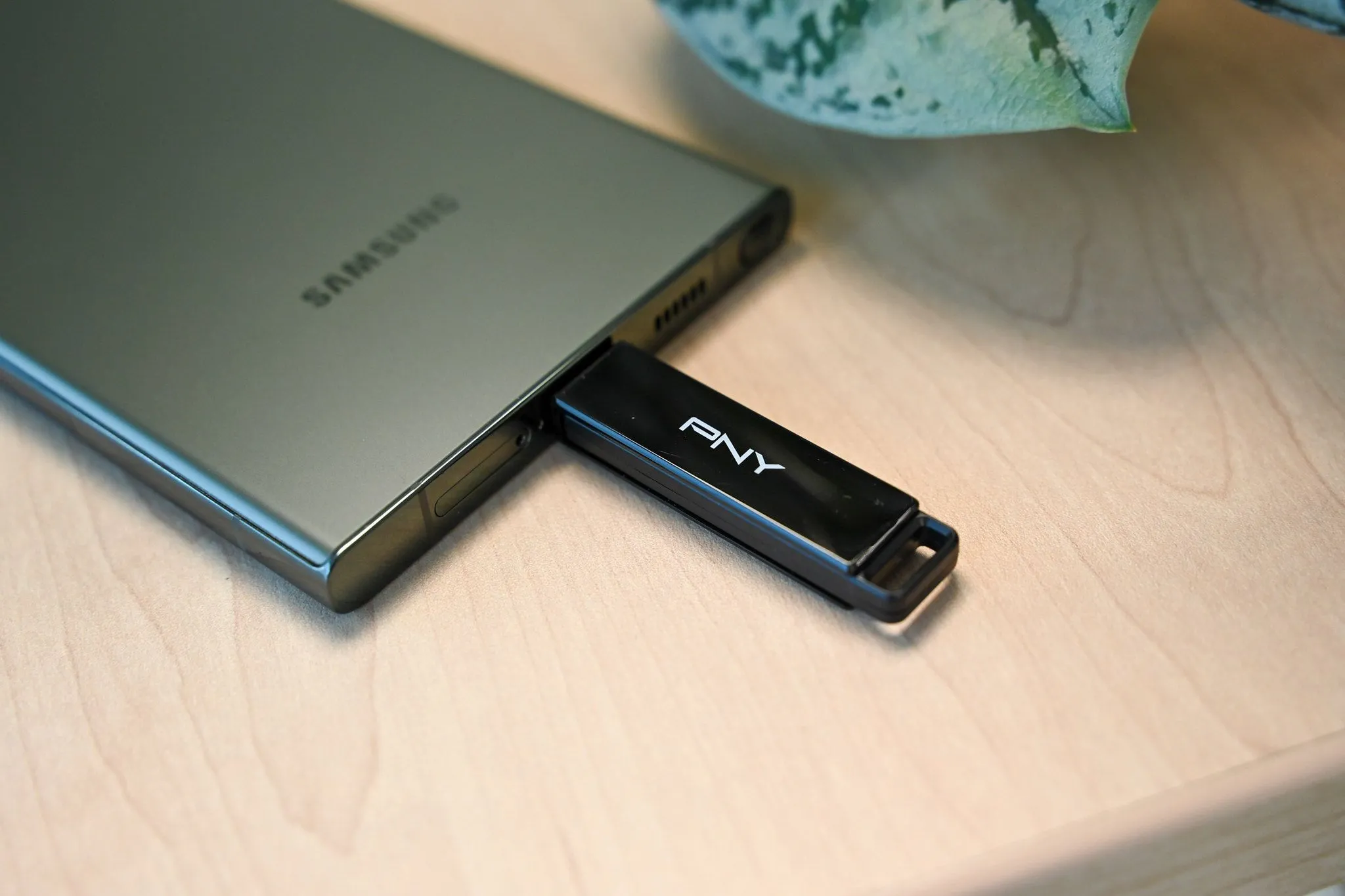 Ổ đĩa flash PNY Elite X Type-C được cắm vào điện thoại Samsung