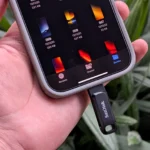 Ổ đĩa flash USB-C cắm vào iPhone, minh họa việc mở rộng bộ nhớ điện thoại