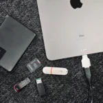Ổ đĩa ngoài và iPad minh họa cho việc tổ chức dữ liệu hiệu quả trên các thiết bị lưu trữ.