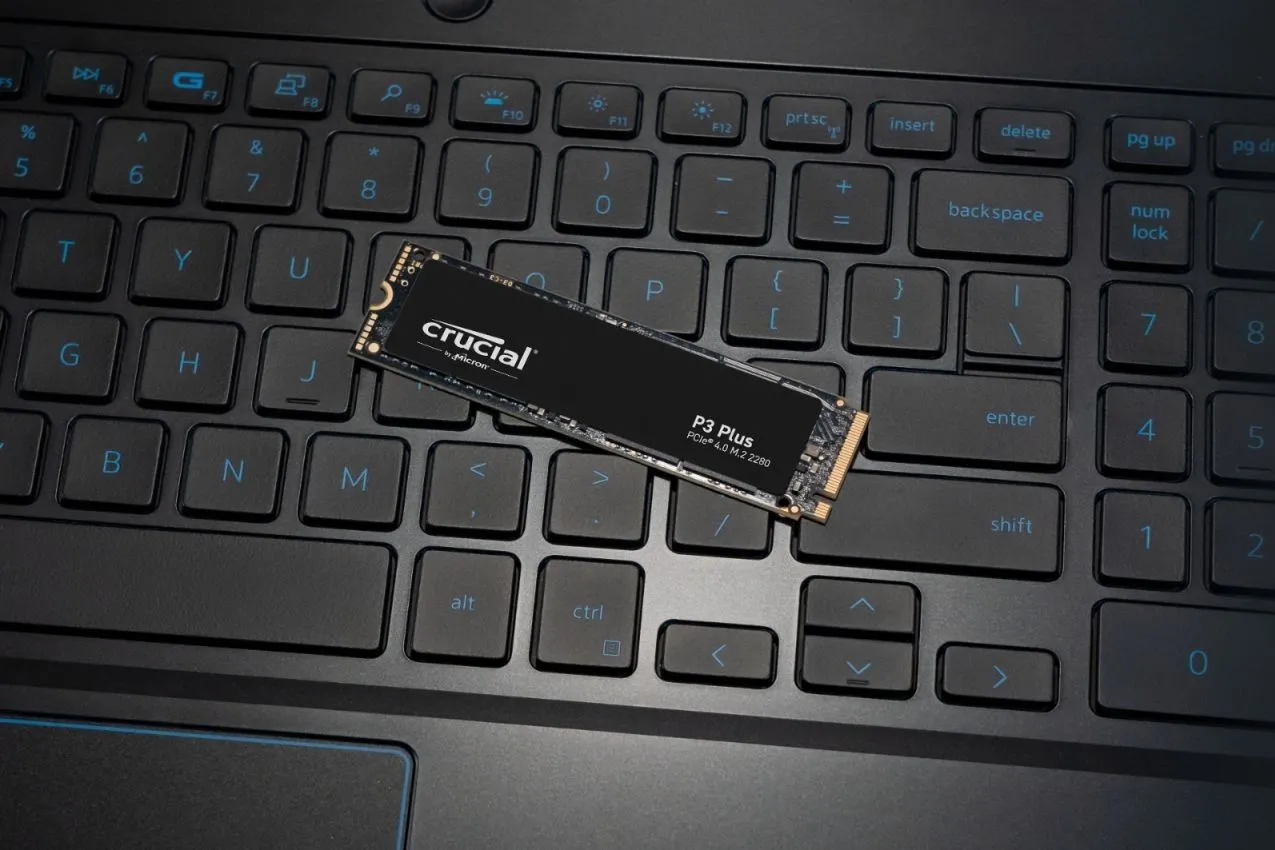 Ổ SSD Crucial P3 Plus NVMe trên một chiếc laptop