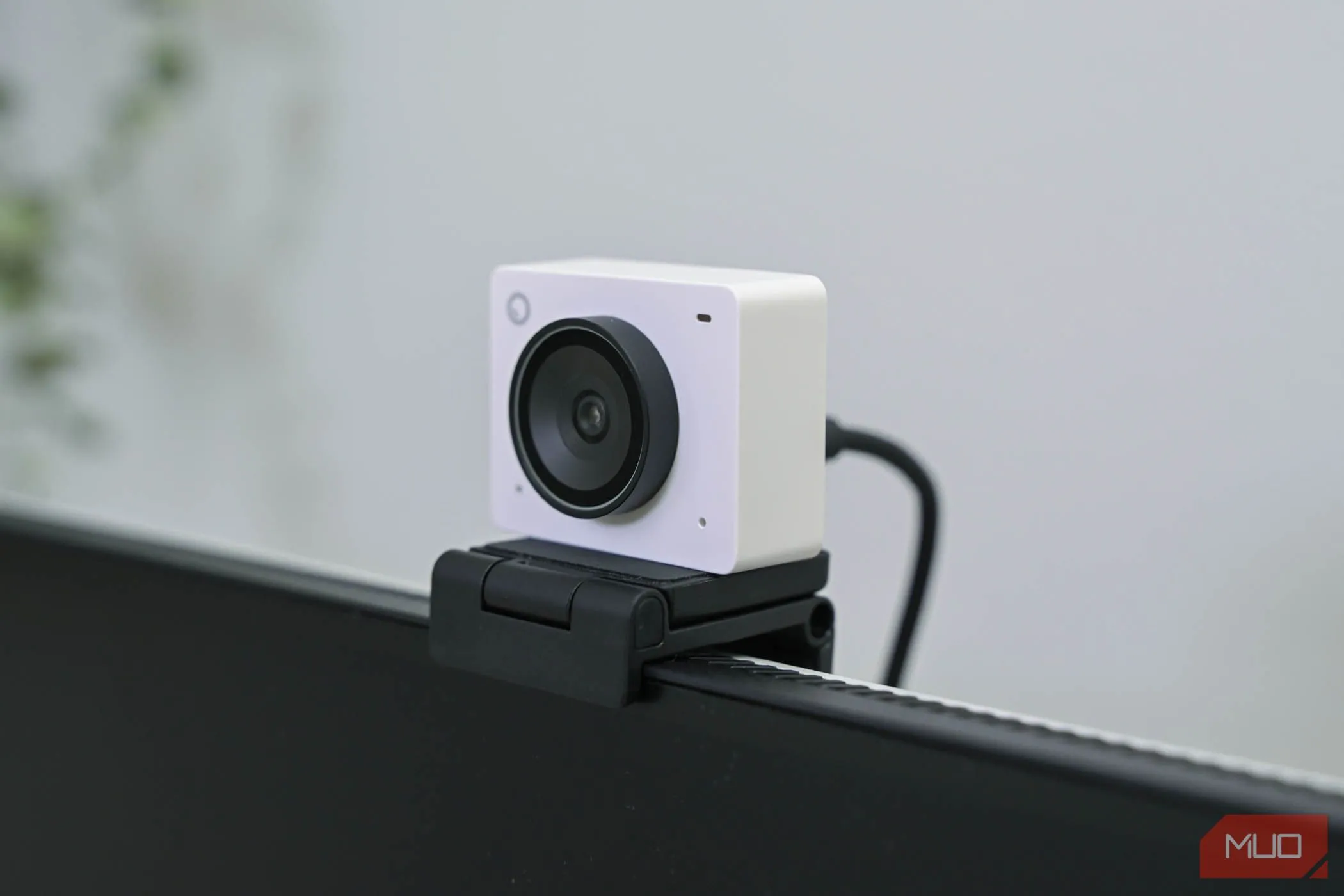 OBSBOT Meet 2 đặt trên màn hình trong trạng thái tắt nguồn