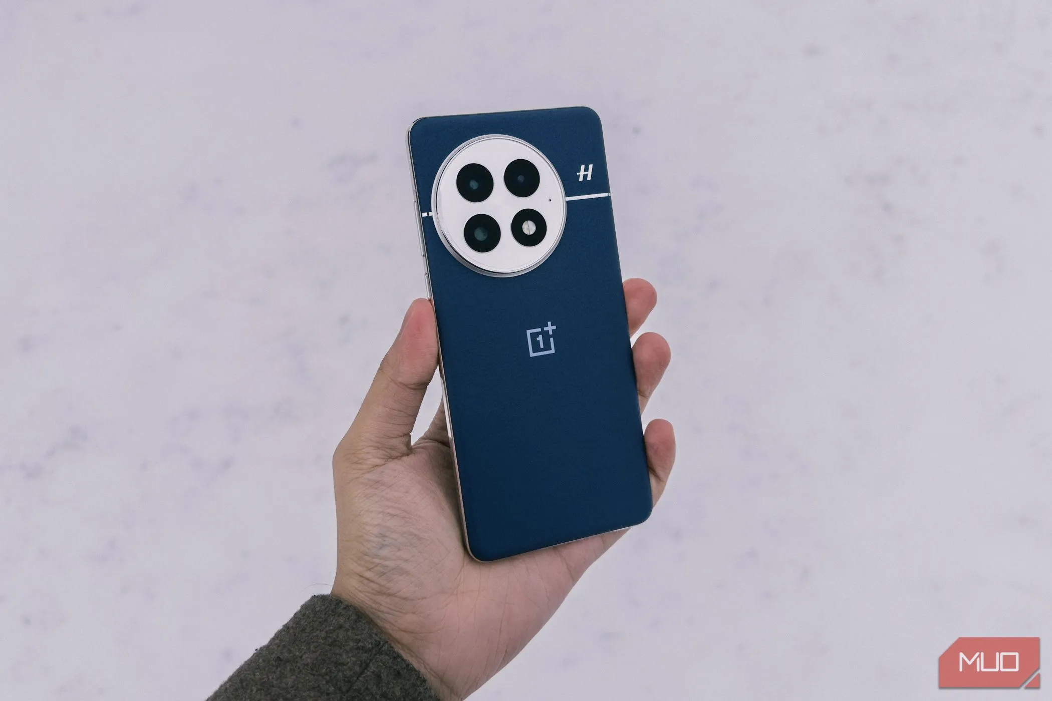 OnePlus 13 được cầm trên tay giữa khung cảnh tuyết trắng, thể hiện khả năng bền bỉ và sẵn sàng cho mọi môi trường.