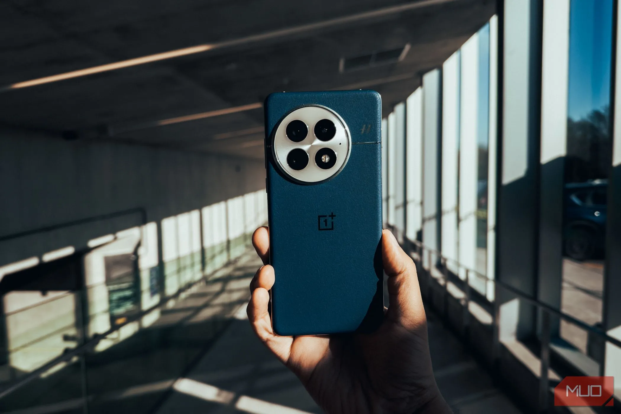OnePlus 13 với mặt lưng Midnight Ocean độc đáo, thể hiện thiết kế cao cấp và bền bỉ trong môi trường đô thị.