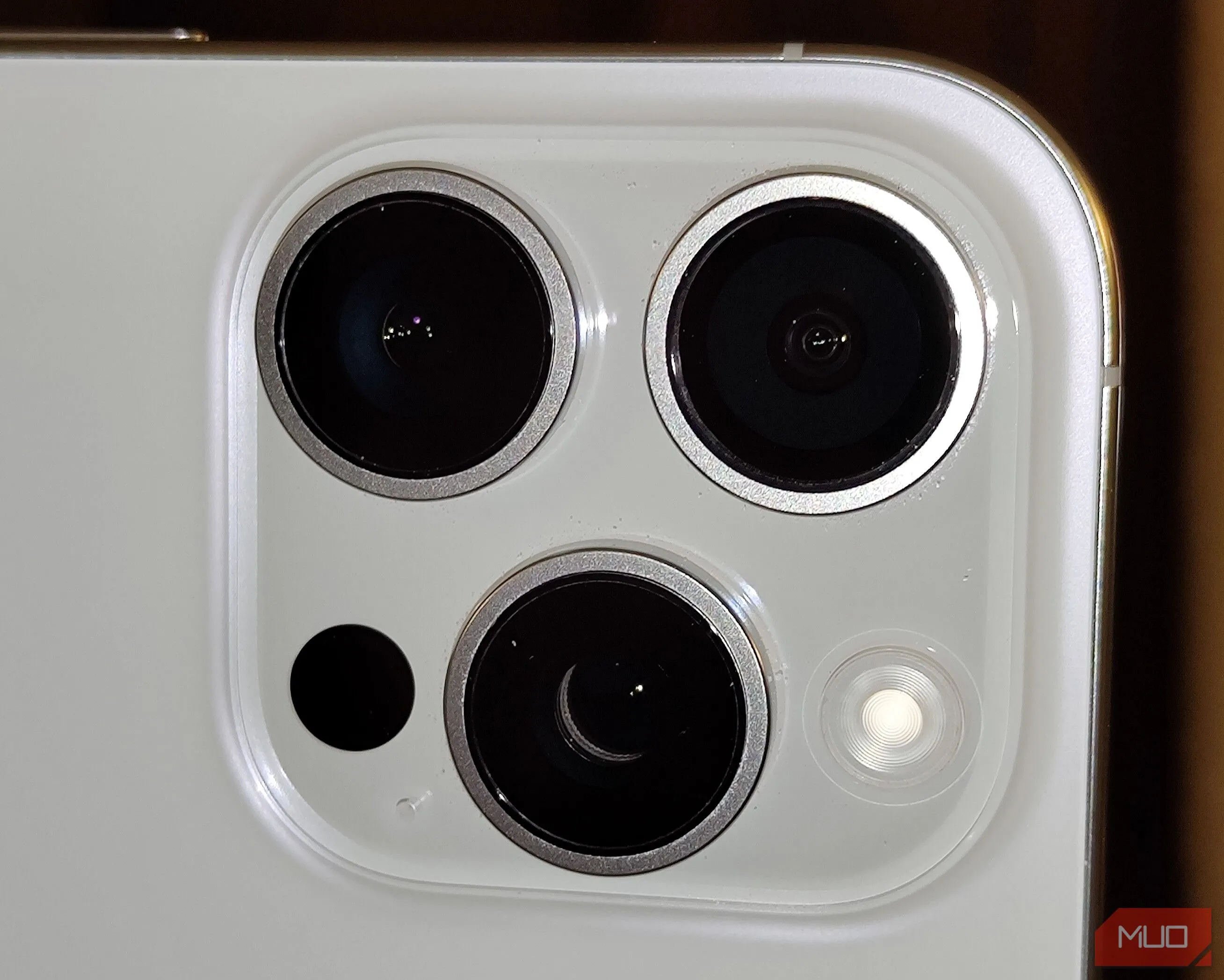 Ống kính camera điện thoại đã được làm sạch hoàn toàn, sáng bóng.