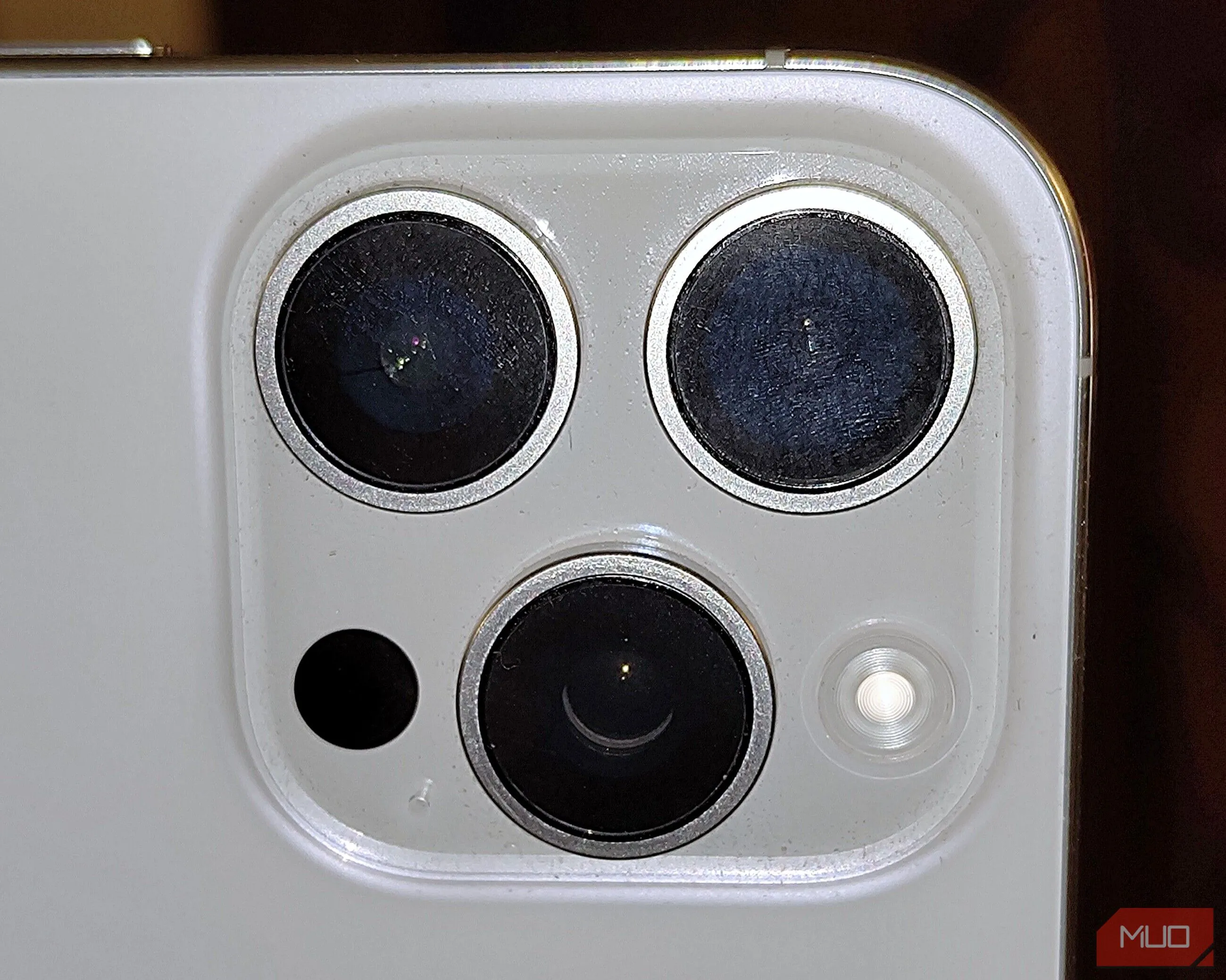 Ống kính iPhone bị bẩn với vết dầu mỡ và vân tay.