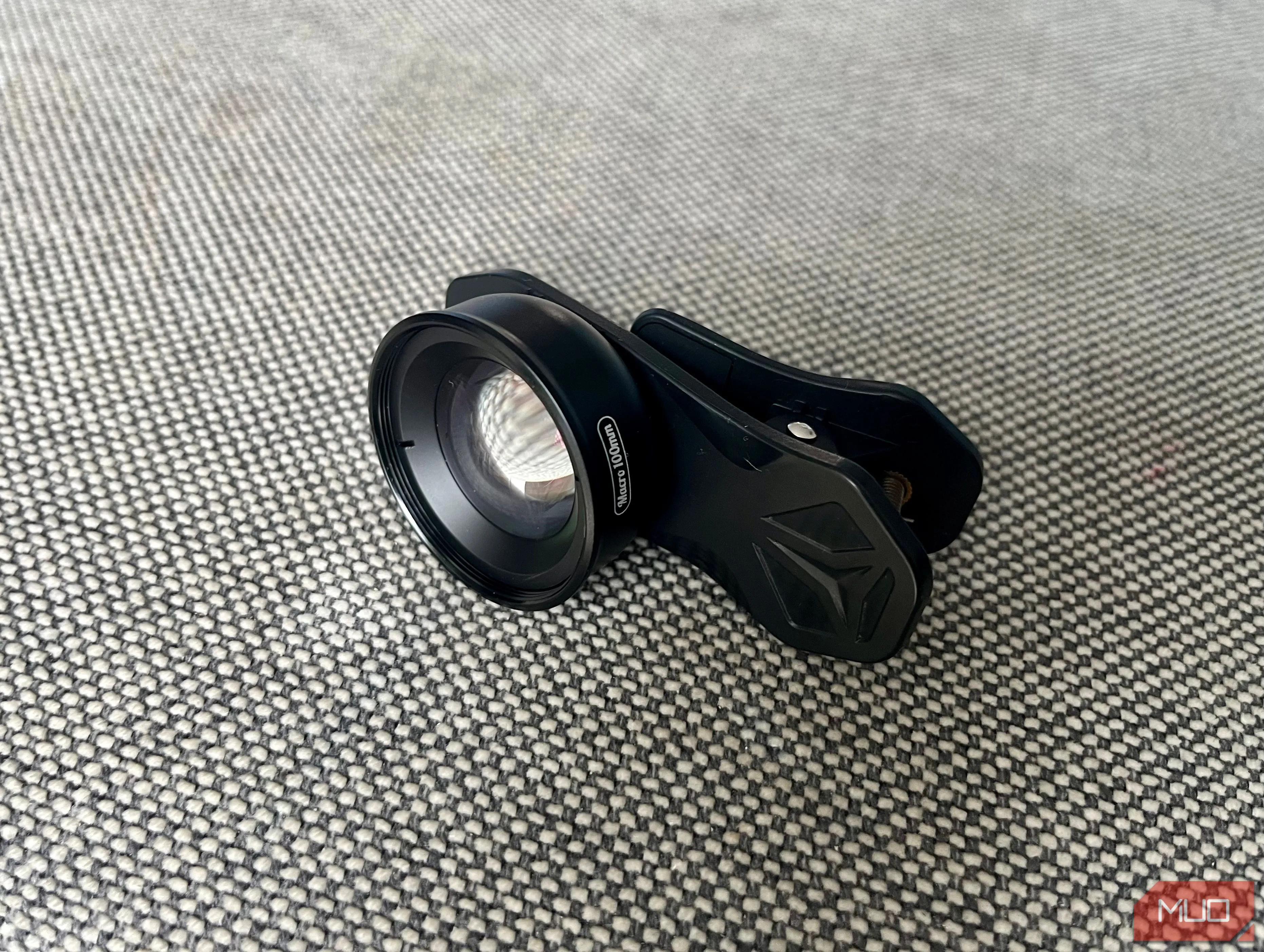 Ống kính macro gắn kẹp được gắn vào điện thoại thông minh, minh họa cách nâng cấp khả năng chụp cận cảnh của thiết bị di động.