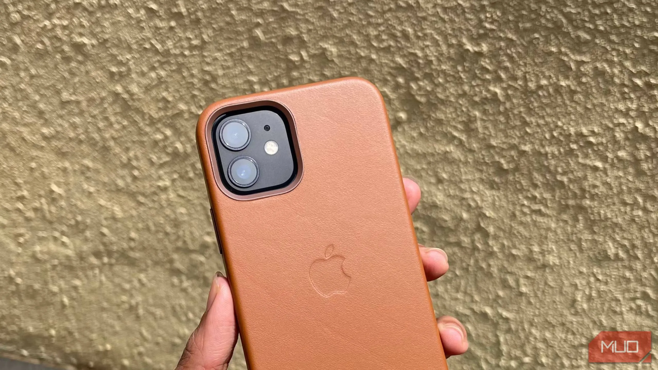 Ốp lưng điện thoại iPhone 12 có viền bảo vệ camera, giảm thiểu tiếp xúc trực tiếp với bề mặt.