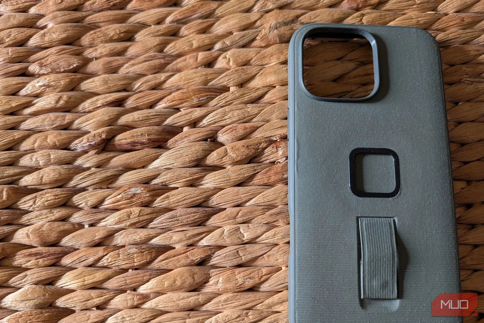 Ốp lưng iPhone chuyên dụng với thiết kế đặc biệt, đặt trên bề mặt sần, phục vụ các nhu cầu riêng biệt.