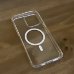 Ốp lưng trong suốt Mkeke vừa vặn hoàn hảo cho iPhone 14 Pro Max, minh họa việc kiểm tra kích thước ốp lưng.