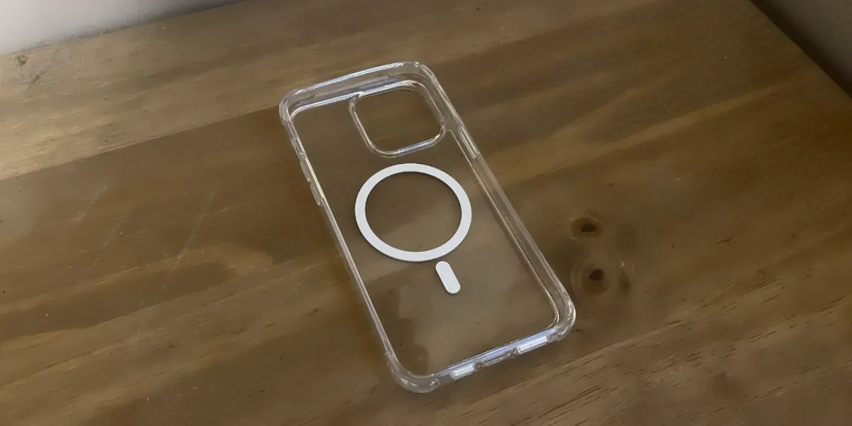Ốp lưng trong suốt Mkeke vừa vặn hoàn hảo cho iPhone 14 Pro Max, minh họa việc kiểm tra kích thước ốp lưng.