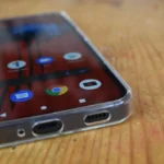 Ốp lưng trong suốt trên điện thoại Nothing Phone 1, nhìn rõ cổng sạc