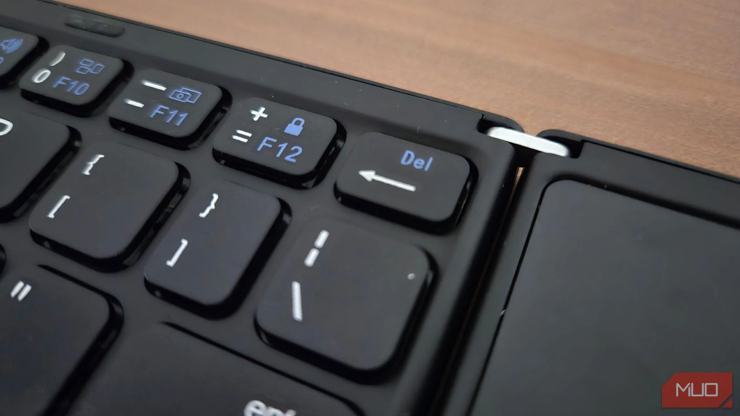 Phím Backspace bị thu nhỏ đáng kể trên bàn phím gập, gây khó khăn khi sửa lỗi chính tả.