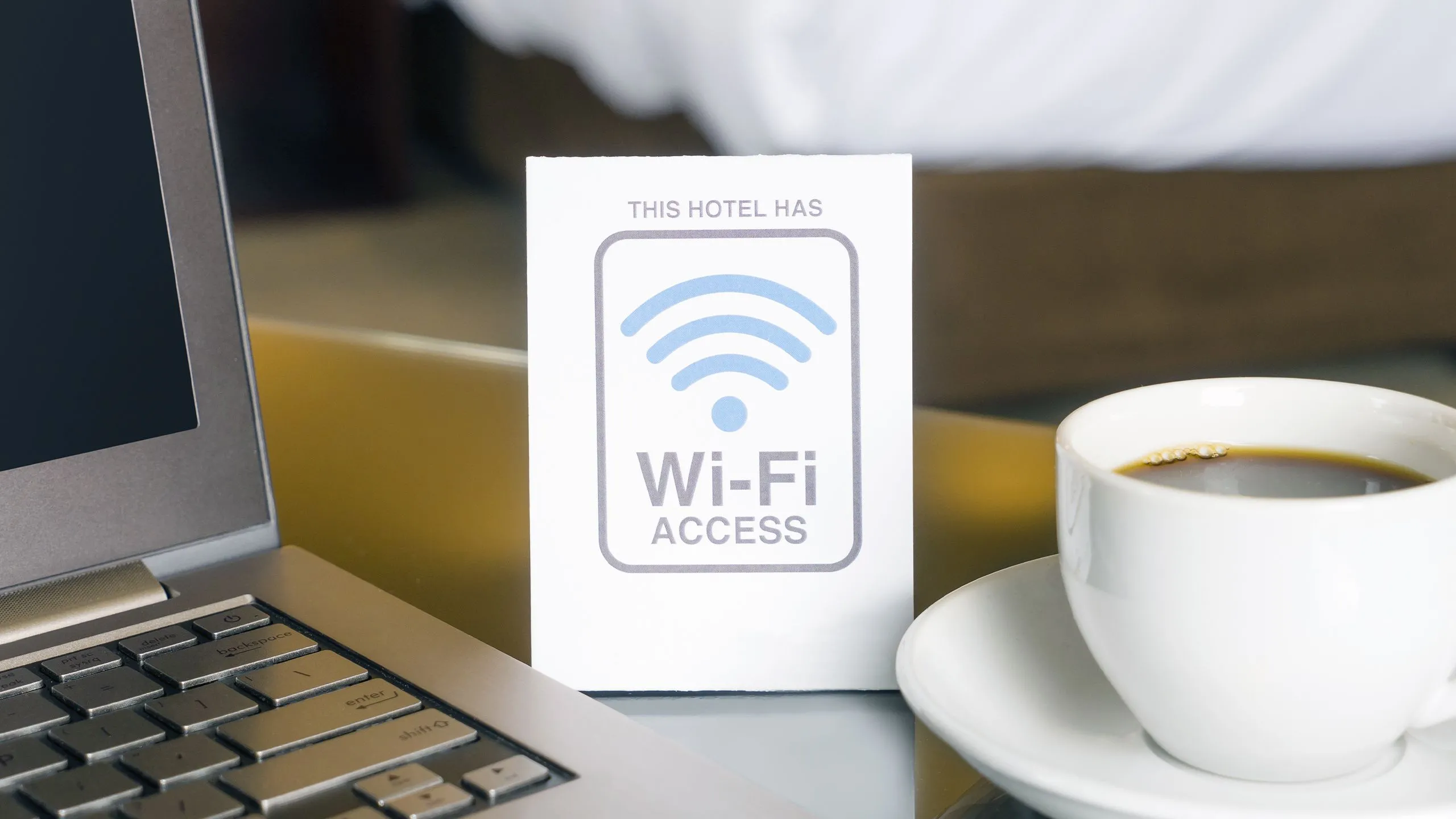 Phòng khách sạn với màn hình hiển thị biểu tượng Wi-Fi, minh họa việc truy cập internet.