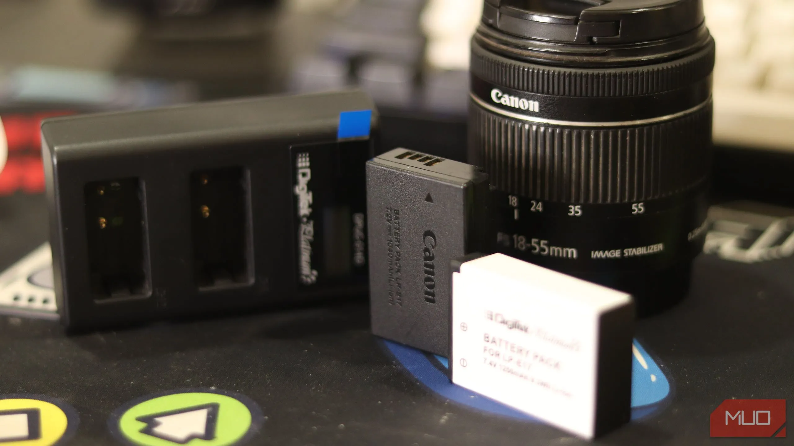 Phụ kiện pin DSLR từ bên thứ ba và pin Canon chính hãng