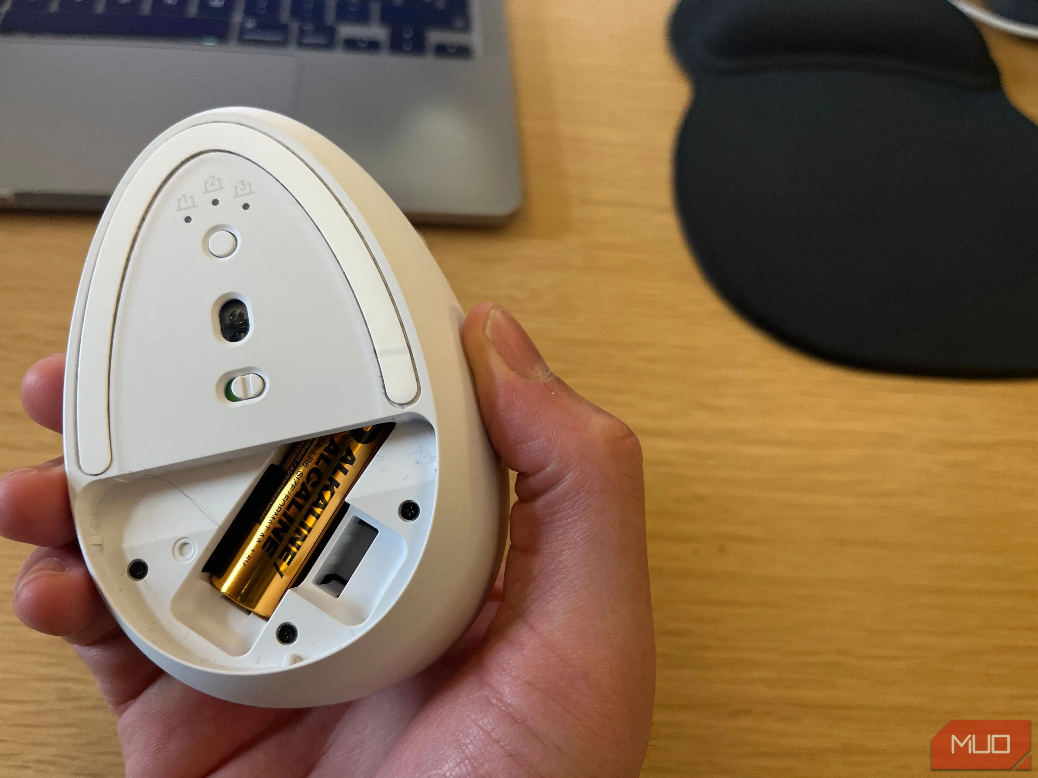 Pin AA dễ dàng thay thế bên trong khoang chuột không dây