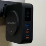 Pin dự phòng InfinaCore P3 Pro đang cắm vào ổ điện tường