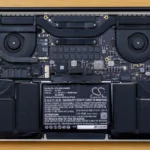 Pin MacBook được tháo rời, minh họa dung lượng pin nhỏ trong laptop mỏng nhẹ