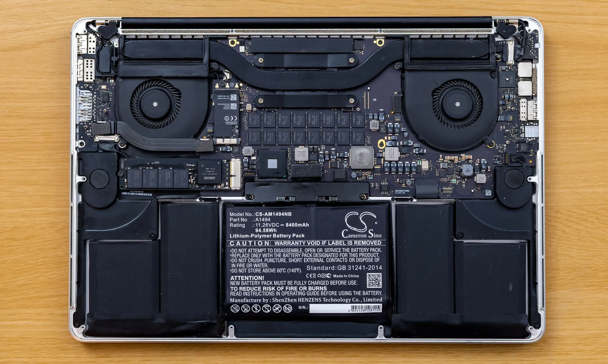 Pin MacBook được tháo rời, minh họa dung lượng pin nhỏ trong laptop mỏng nhẹ