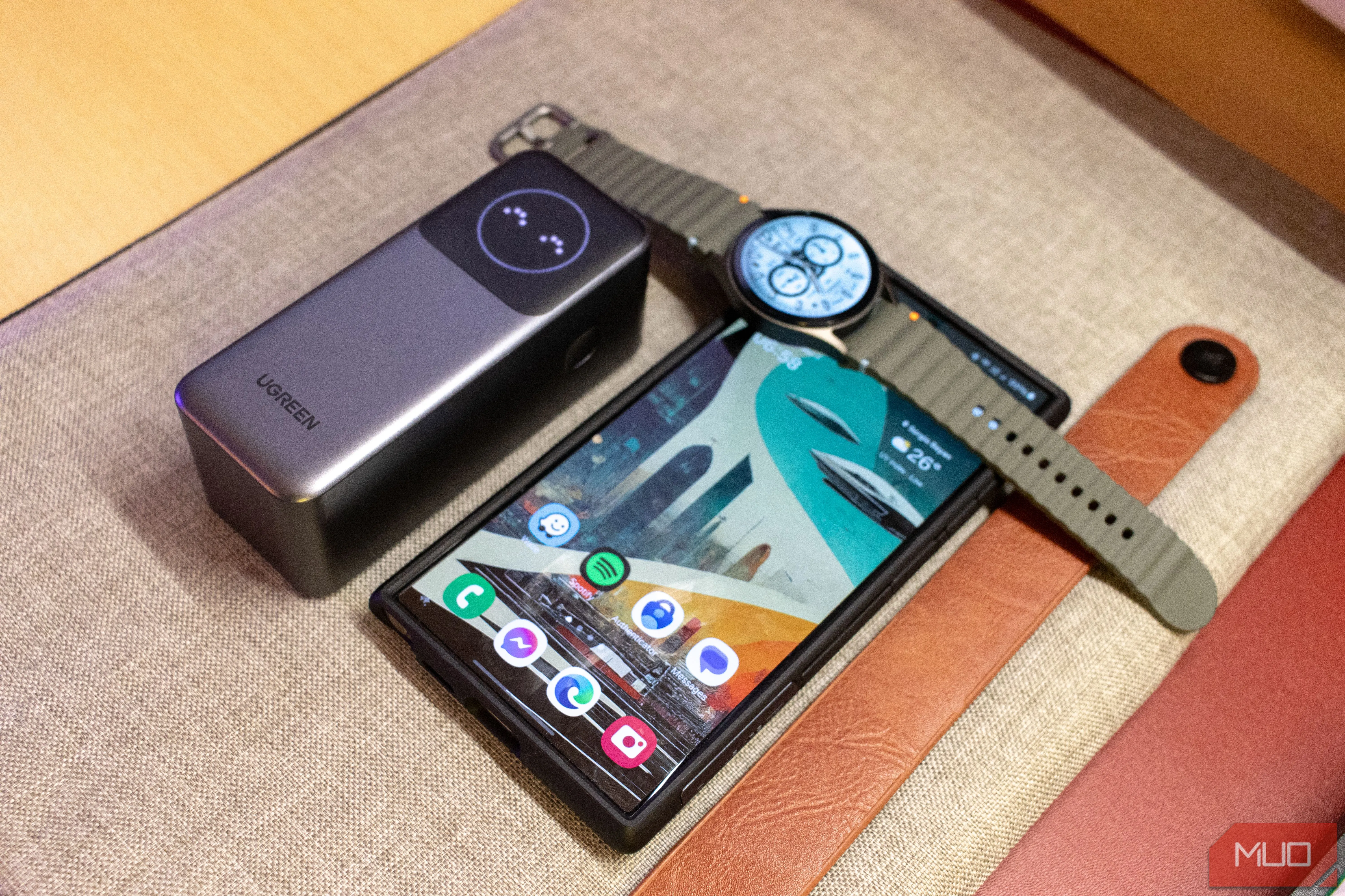 Pin sạc dự phòng Ugreen Nexode 12000mAh cùng điện thoại S24 Ultra và đồng hồ Galaxy Watch7 minh họa dung lượng