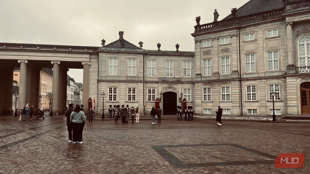 Quảng trường cung điện Amalienborg với binh lính đang diễu hành dưới trời mưa