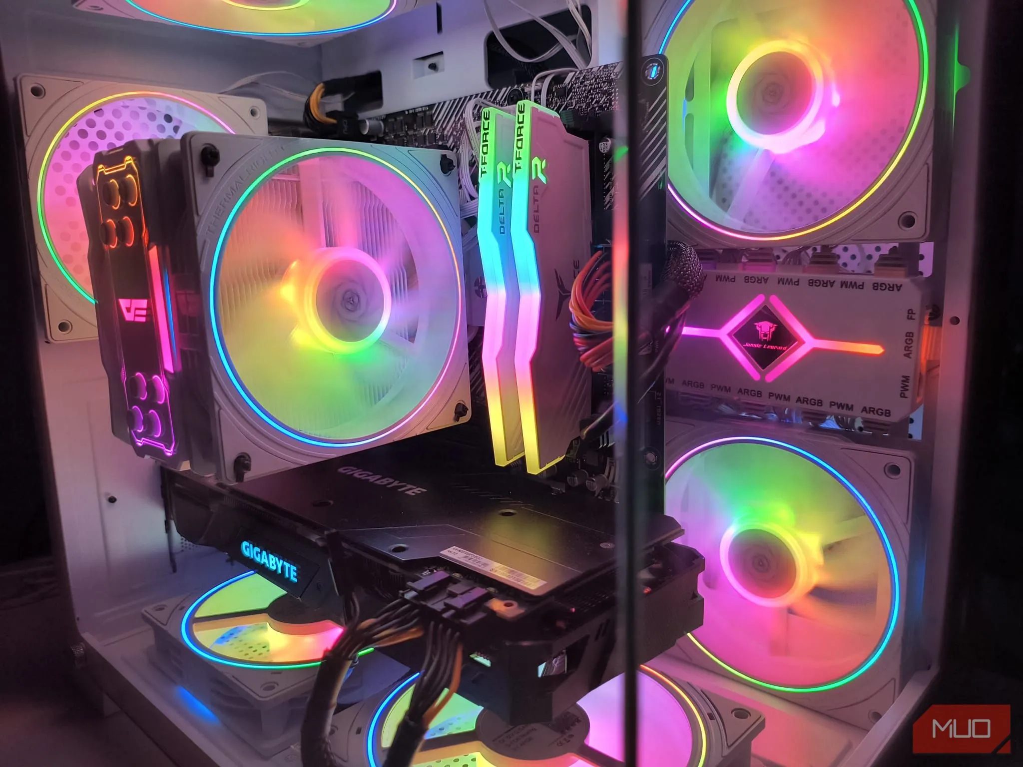 Quạt tản nhiệt bên trong thùng máy tính PC, đảm bảo luồng không khí tối ưu