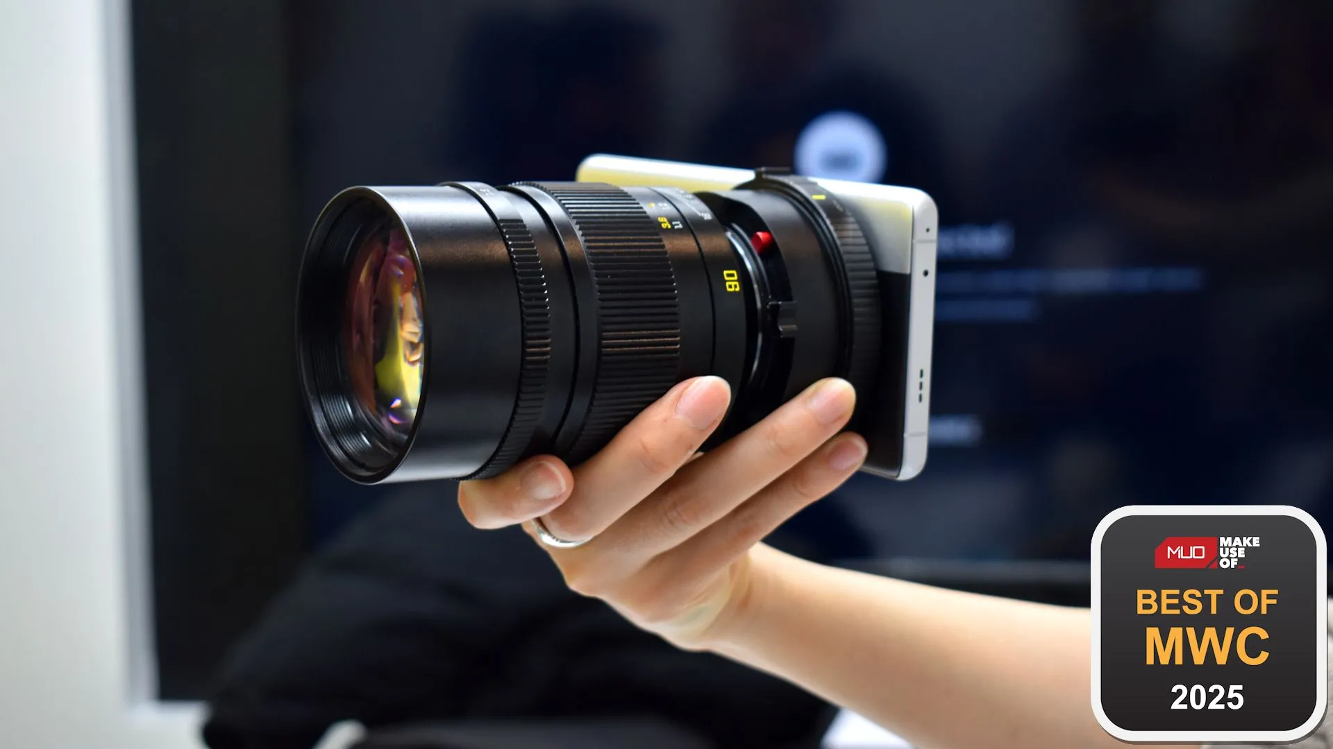 Realme Ultra Concept, smartphone với khả năng gắn ống kính Leica, được trưng bày tại MWC 2025