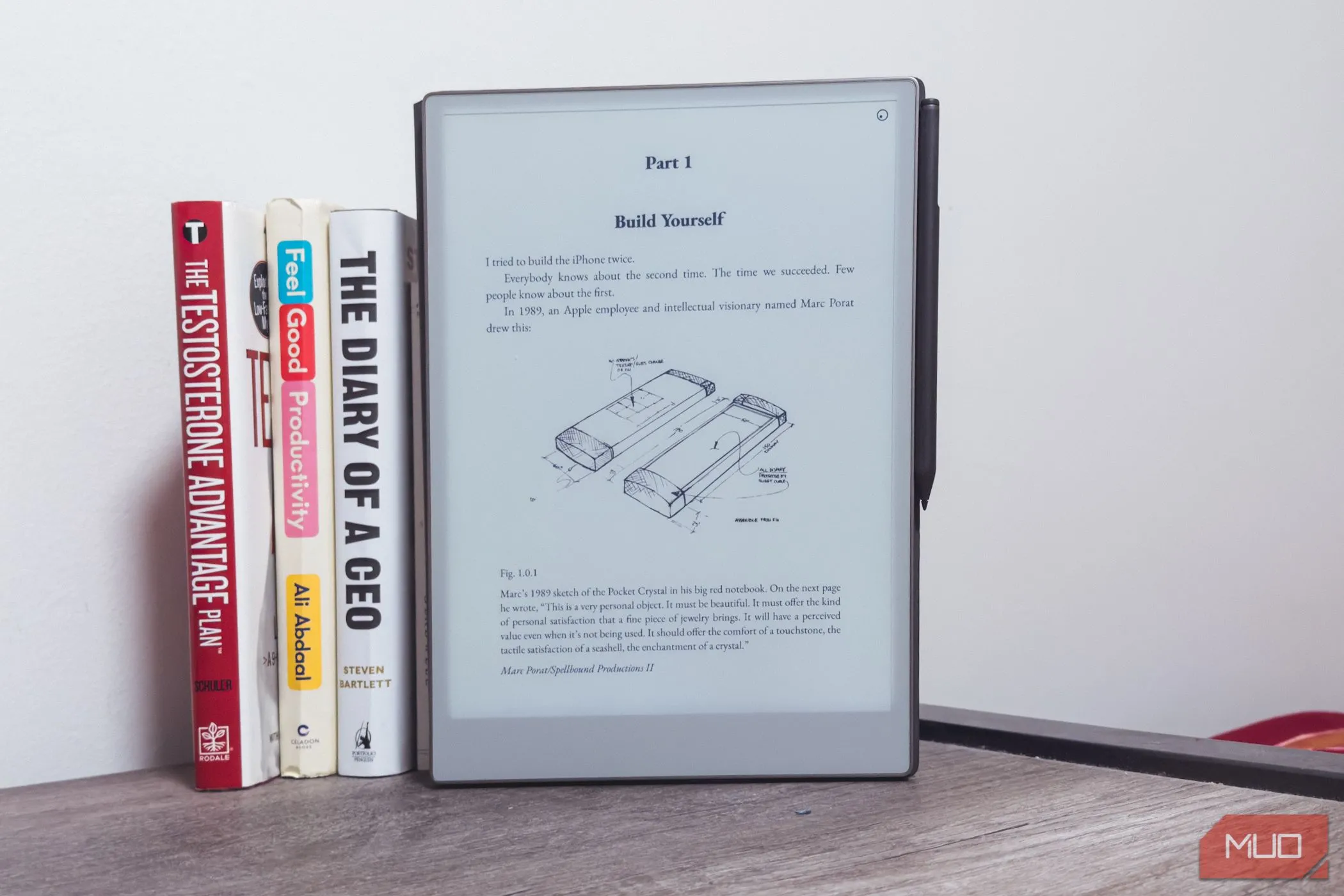 reMarkable Paper Pro trên bàn gỗ cạnh sách