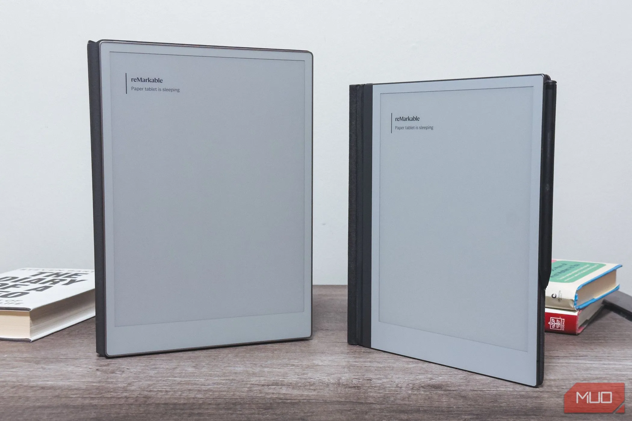 reMarkable Paper Pro và reMarkable 2 trên bàn gỗ