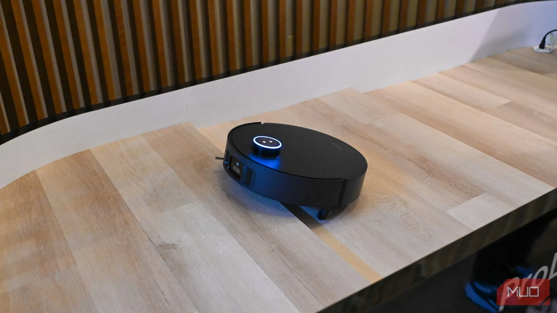 Robot hút bụi Dreame X50 đang trình diễn khả năng vượt ngưỡng cửa nhờ công nghệ ProLeap System tại CES 2025