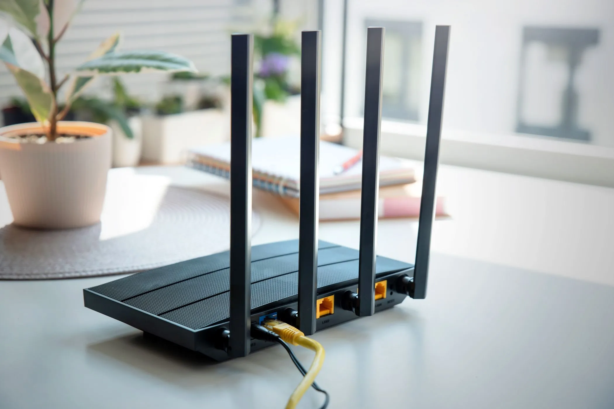 Router Wi-Fi hiện đại với bốn ăng-ten, đại diện cho thiết bị mạng khách