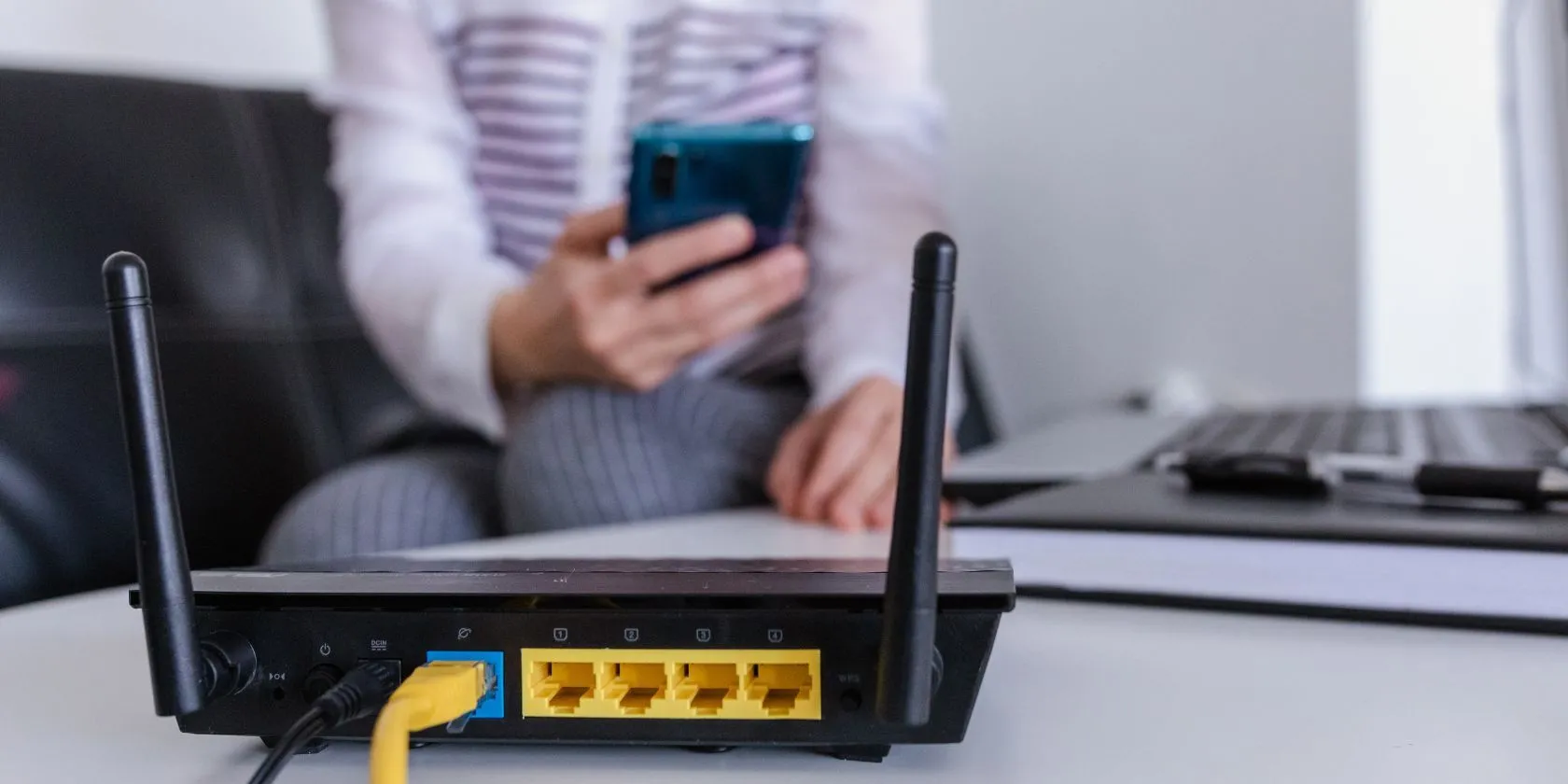 Router Wi-Fi với người dùng ở phía sau, biểu thị kết nối và quản lý mạng