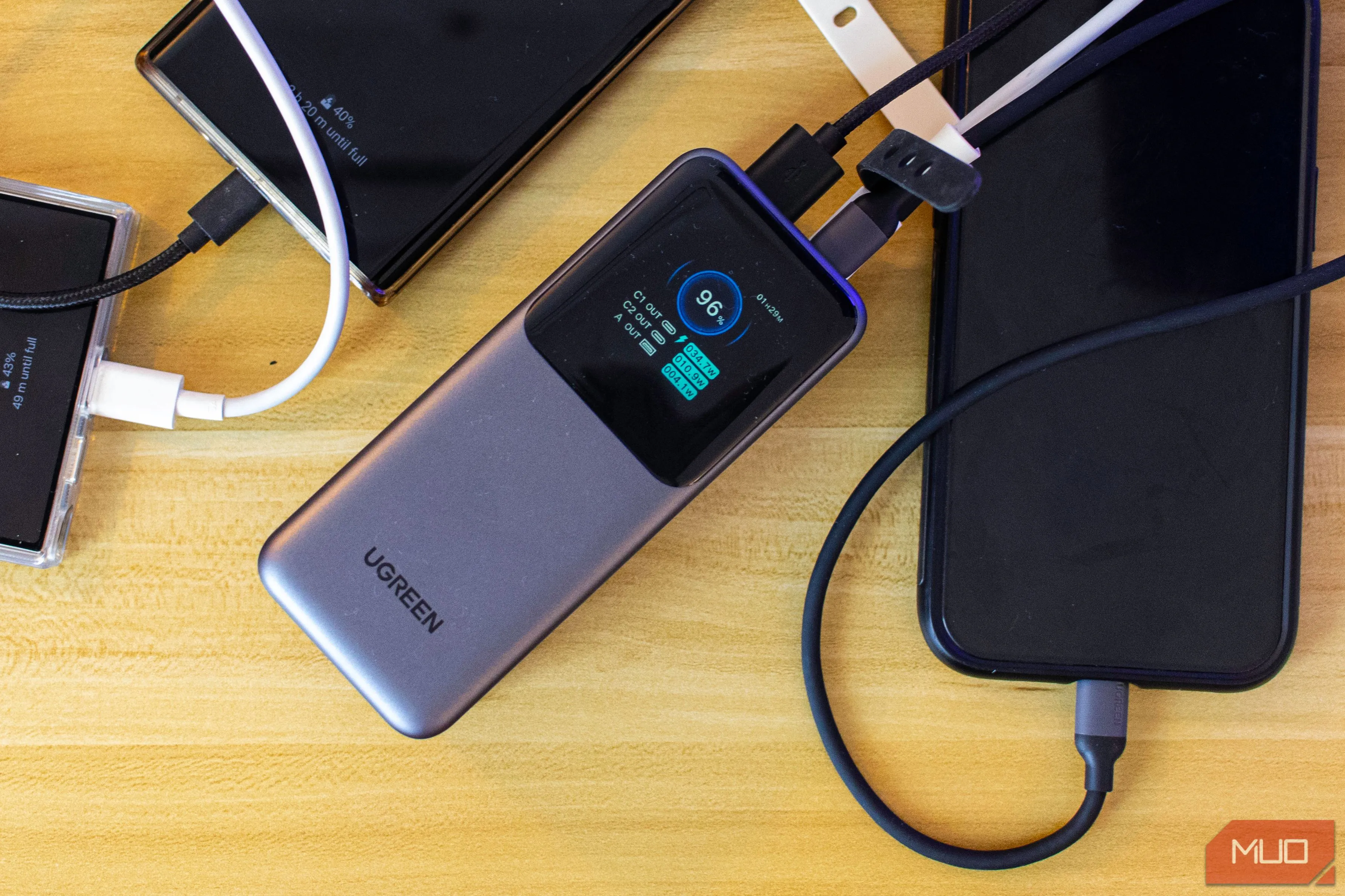 Sạc dự phòng Ugreen Nexode 20000mAh màu xám trên bàn làm việc, biểu tượng cho lựa chọn sạc dự phòng hiệu quả và đáng tin cậy