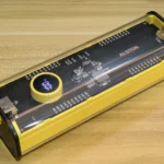 Sạc dự phòng USB đang sạc cho điện thoại, minh họa sự thất thoát dung lượng thực tế