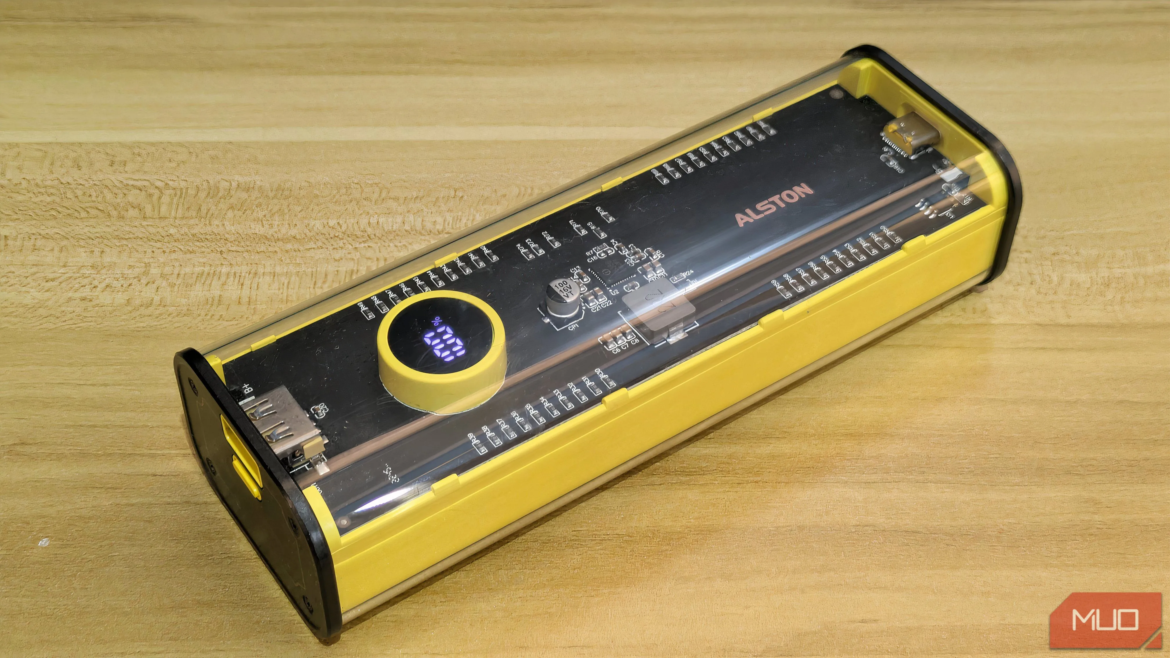 Sạc dự phòng USB đang sạc cho điện thoại, minh họa sự thất thoát dung lượng thực tế