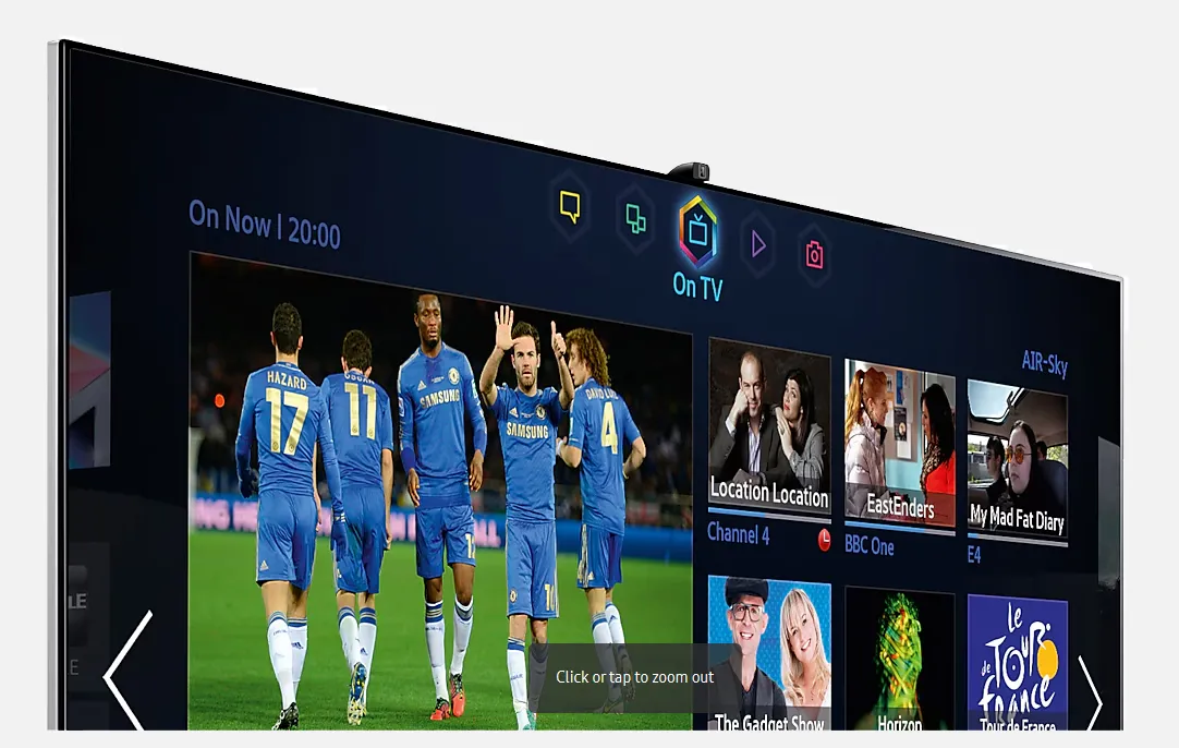 Smart TV Samsung với camera tích hợp được đặt kín đáo ở viền trên màn hình.