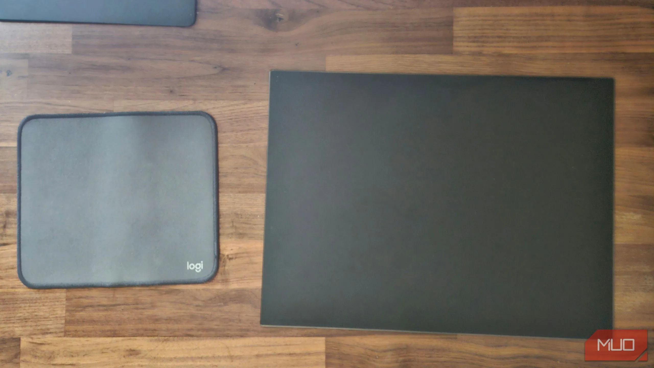 So sánh bàn di chuột Logitech bằng vải với bàn di chuột kính cường lực sang trọng.