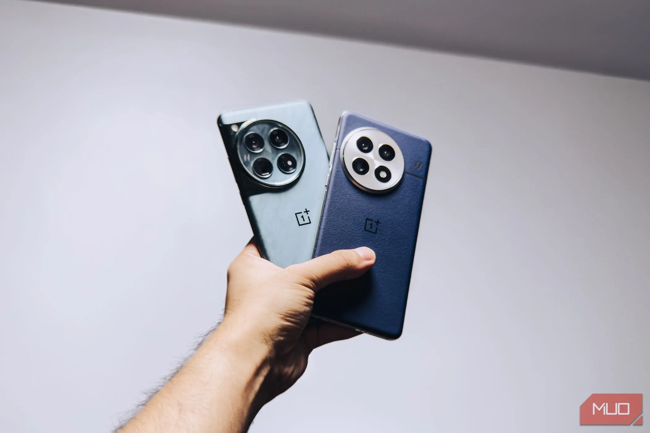 So sánh cảm giác cầm nắm OnePlus 13 (phải) bên cạnh OnePlus 12 (trái), cho thấy sự cải thiện về trọng lượng và cân bằng.