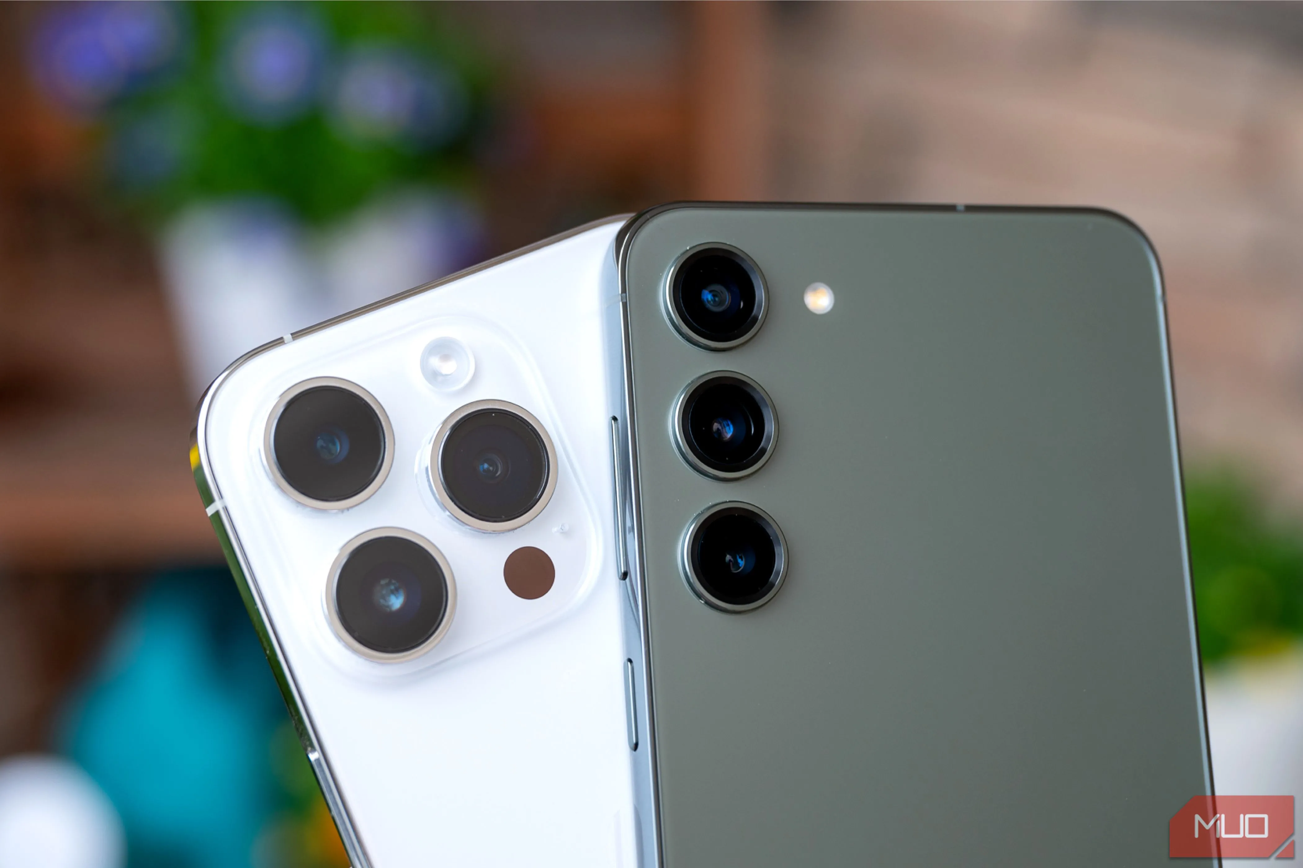 So sánh camera sau của Samsung Galaxy và iPhone trong bối cảnh cập nhật phần mềm
