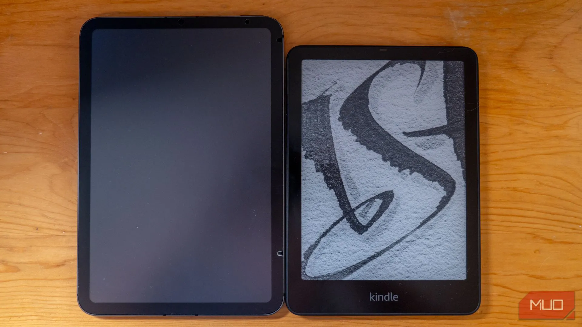 So sánh kích thước Kindle Paperwhite Signature Edition và iPad mini, làm nổi bật sự khác biệt giữa máy đọc sách chuyên dụng và máy tính bảng đa năng.