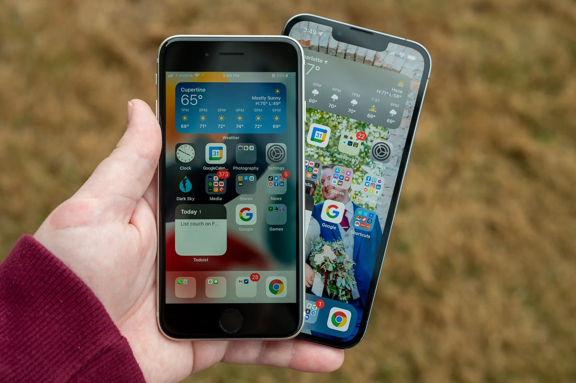 So sánh kích thước màn hình giữa iPhone SE 2022 và iPhone 13 Pro, minh họa sự chênh lệch về khả năng tương thích Apple Intelligence.